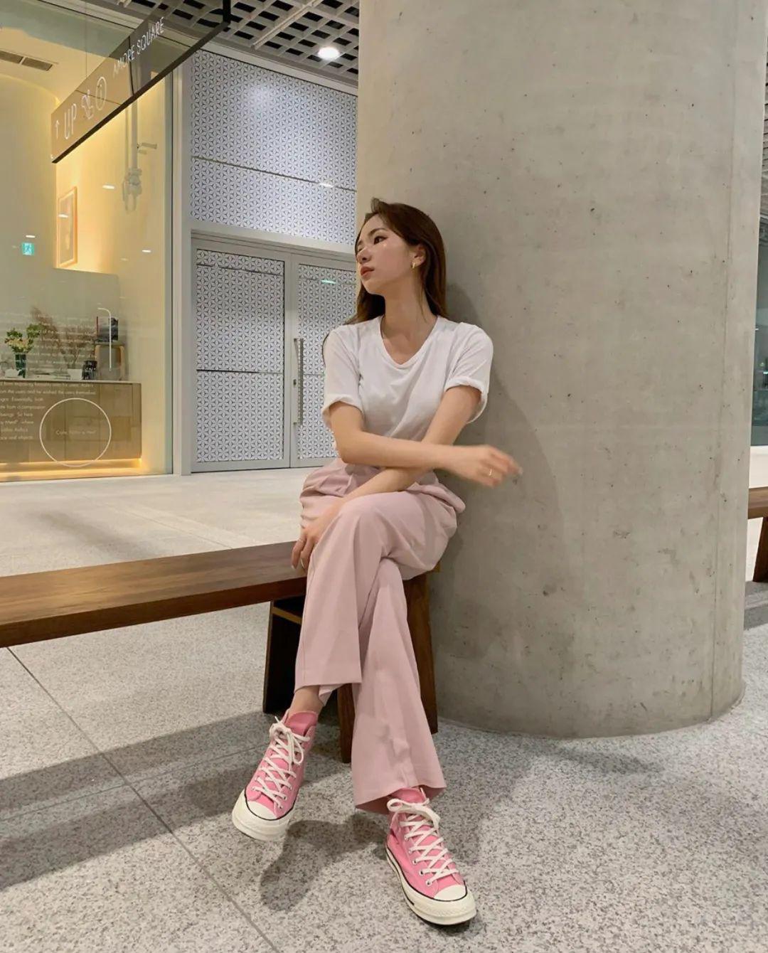 风衣夏天这样穿搭美炸了!T恤穿搭:扔掉你的旧T恤!这30件少女风T恤