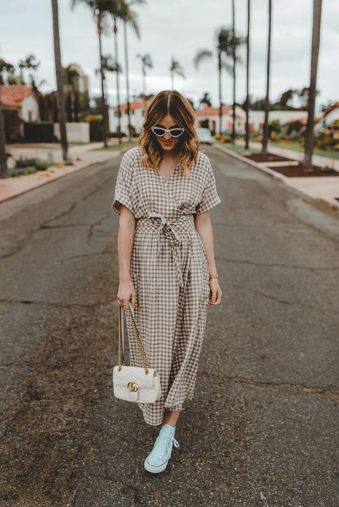 运动鞋就是美得不一样！今夏“裙子+运动鞋”这样穿