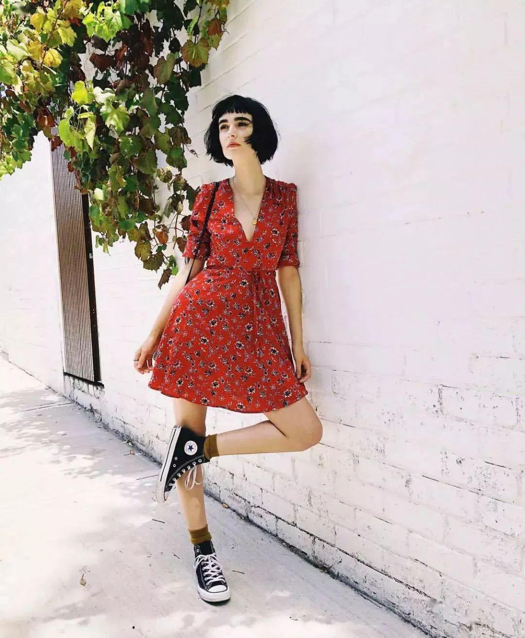 运动鞋就是美得不一样！今夏“裙子+运动鞋”这样穿