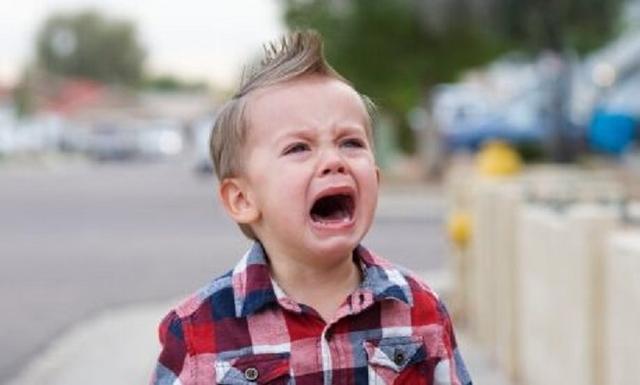 孩子■长大后怎么样了？两种结局，看了挺同情从小被禁止吃零食的小孩