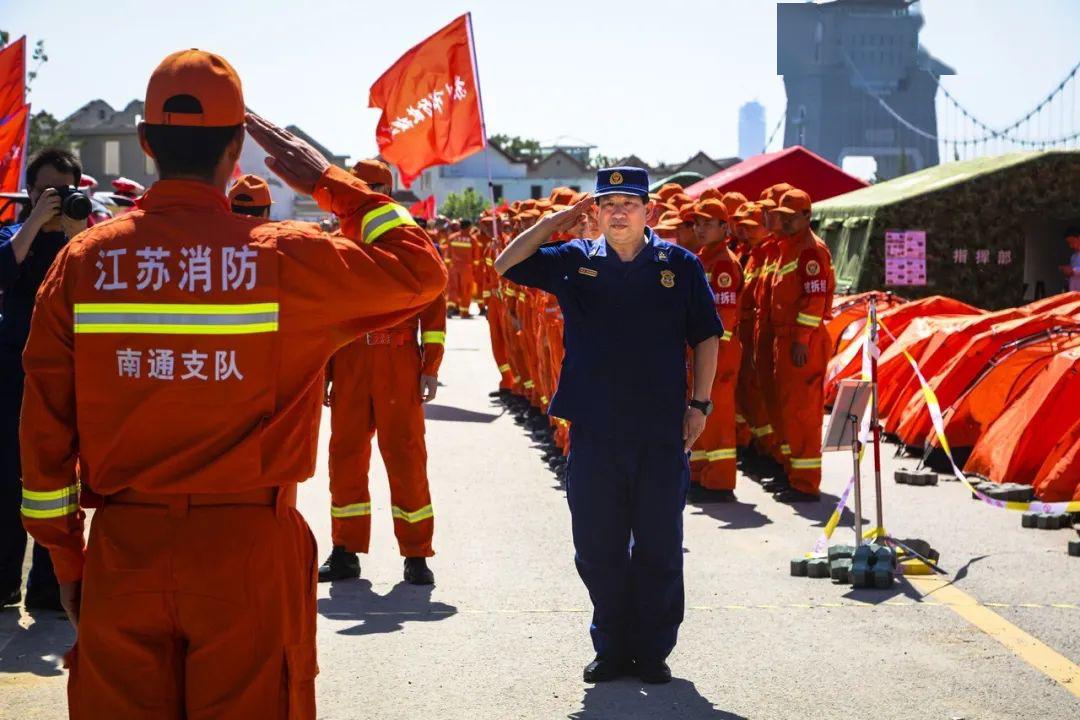 激发斗志  支队重型地震救援队在领受任务后,周详总队长,陆军副总队长