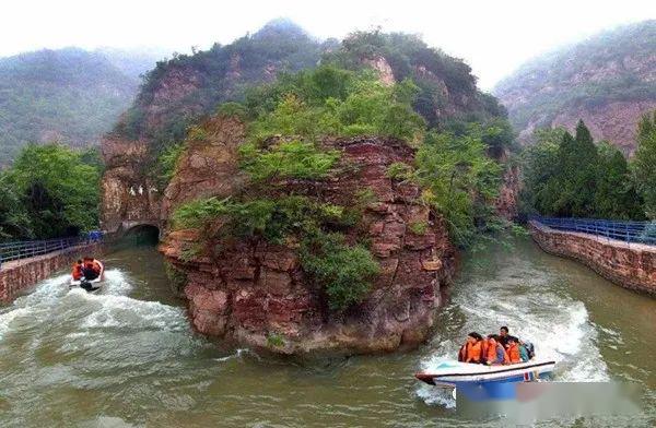 驾车到达回龙景区,坐观光车游览云峰画廊,360度看太行,赏中国的