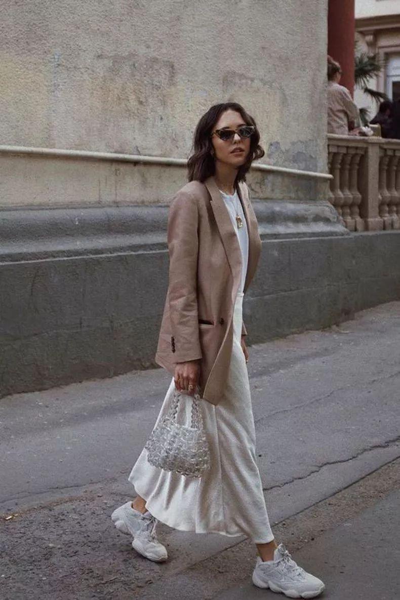 运动鞋就是美得不一样！今夏“裙子+运动鞋”这样穿