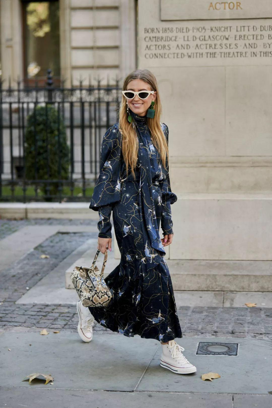 运动鞋就是美得不一样！今夏“裙子+运动鞋”这样穿