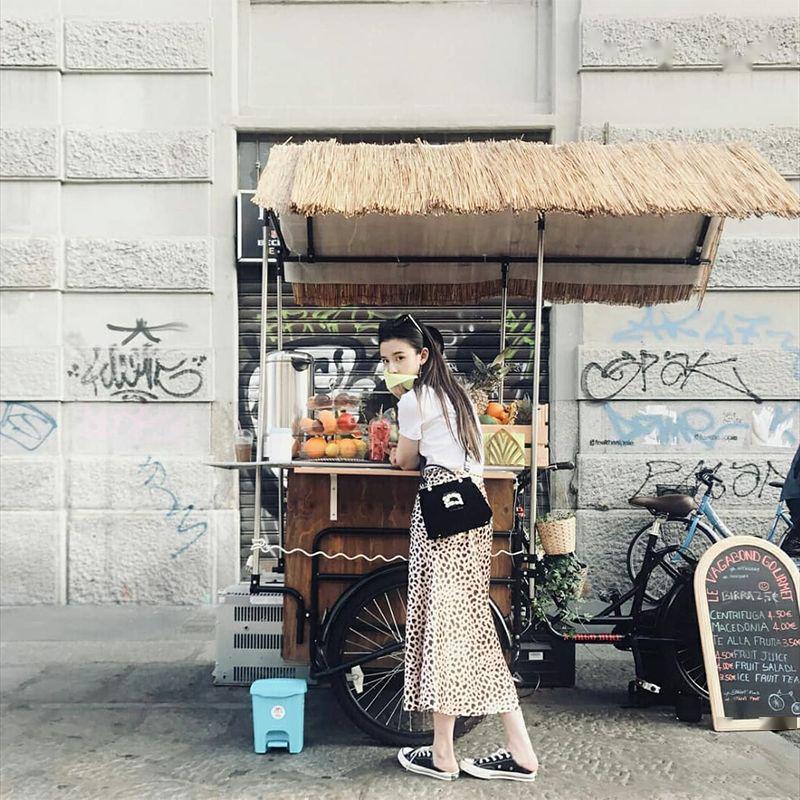 运动鞋就是美得不一样!今夏“裙子+运动鞋”这样穿