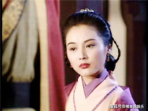 她是《粉红女郎》里的男人婆,年轻时候美出新高度