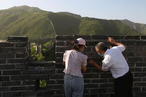 续集来了！女孩慕田峪长城上留名表白，景区这