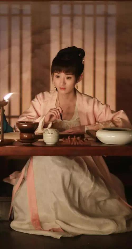在烛光下的古装美人，赵丽颖迷人，杨幂灵动，