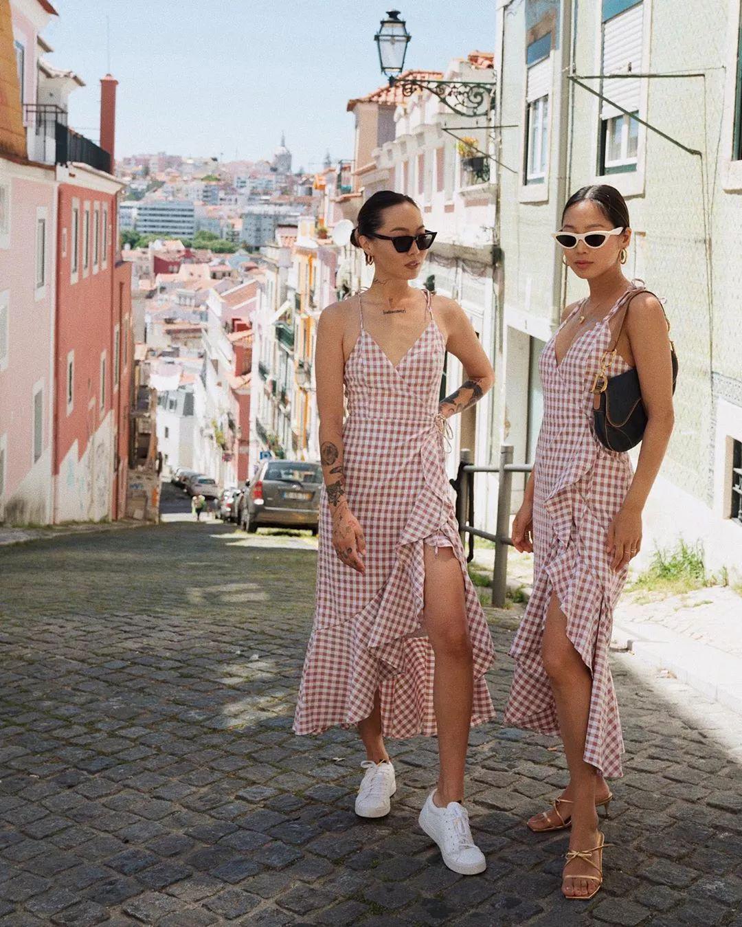 运动鞋就是美得不一样！今夏“裙子+运动鞋”这样穿