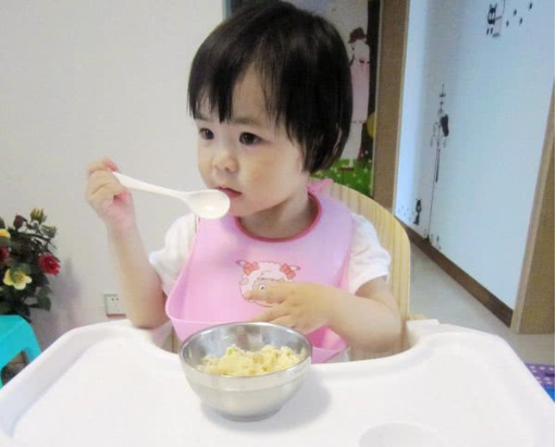 『黑名单』孩子再馋也别买，还有家长给娃喂2种辅食被医生拉入“黑名单”