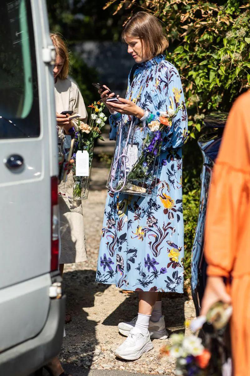 运动鞋就是美得不一样！今夏“裙子+运动鞋”这样穿