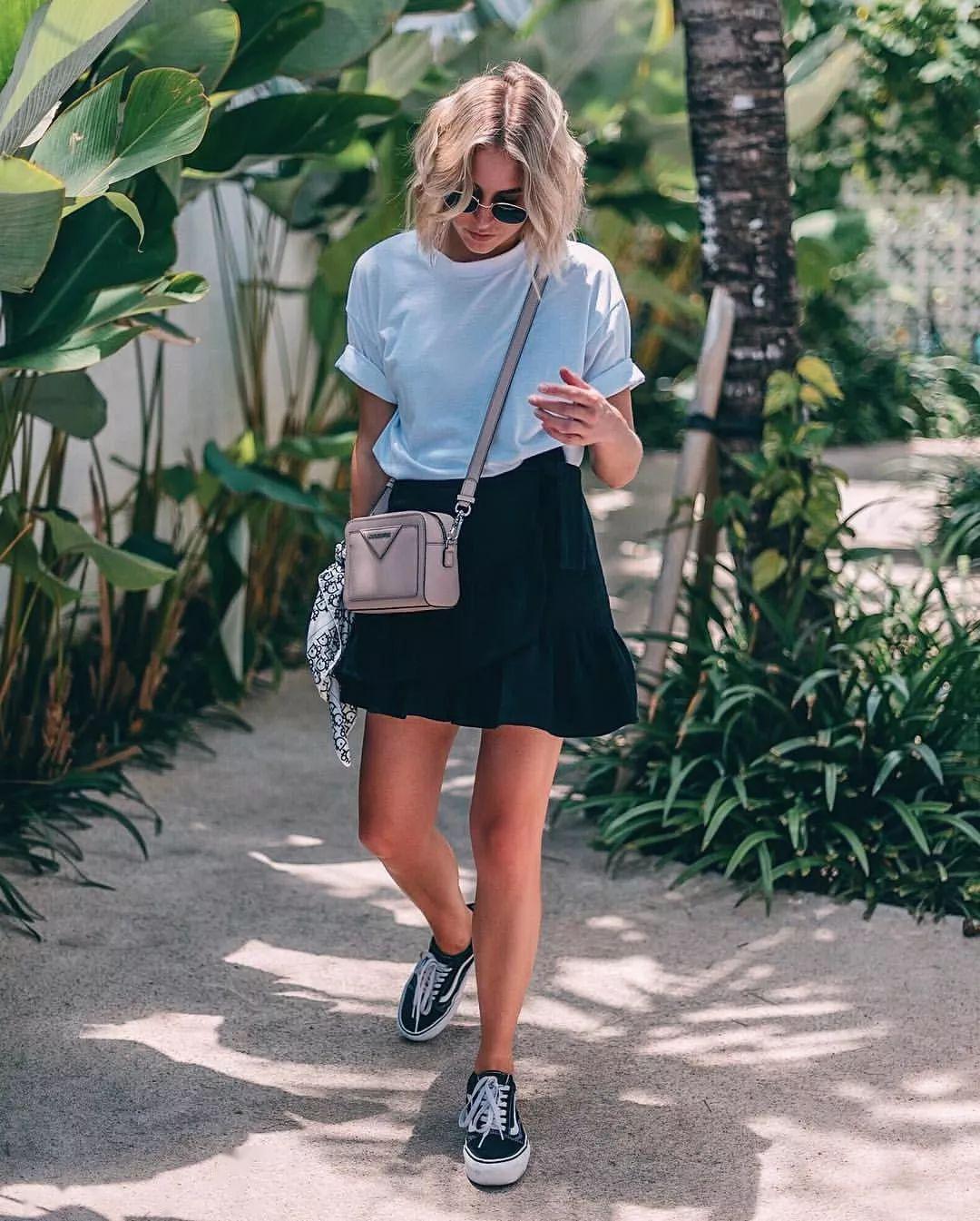 运动鞋就是美得不一样！今夏“裙子+运动鞋”这样穿