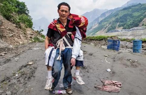 汶川地震中的感人瞬间,让你看一次哭一次