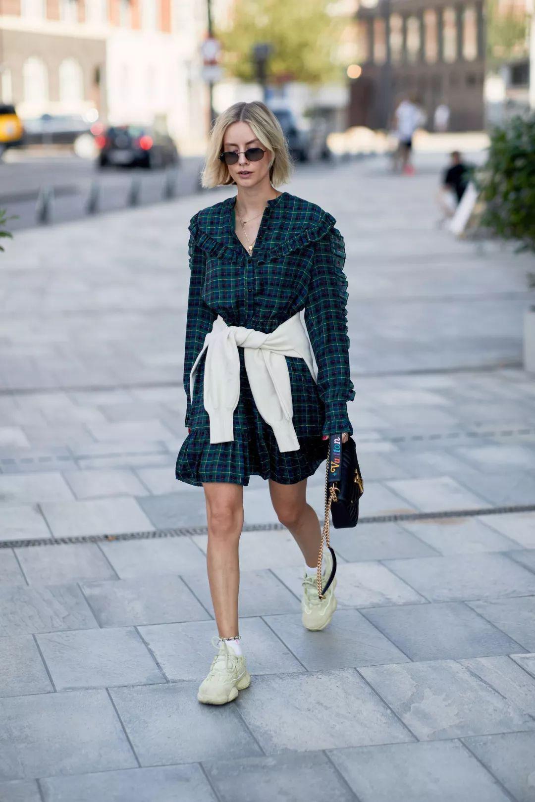 运动鞋就是美得不一样!今夏“裙子+运动鞋”这样穿