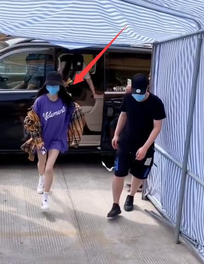 杨幂片场遭代拍恶意拍摄，拍女生裙底实在太过