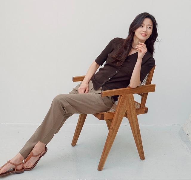 白色花哨前卫太俗气，极简才能更气质38岁女人穿衣学学全智贤