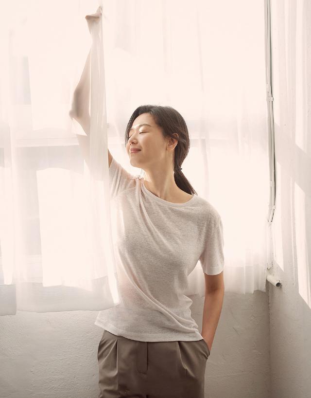 白色花哨前卫太俗气，极简才能更气质38岁女人穿衣学学全智贤