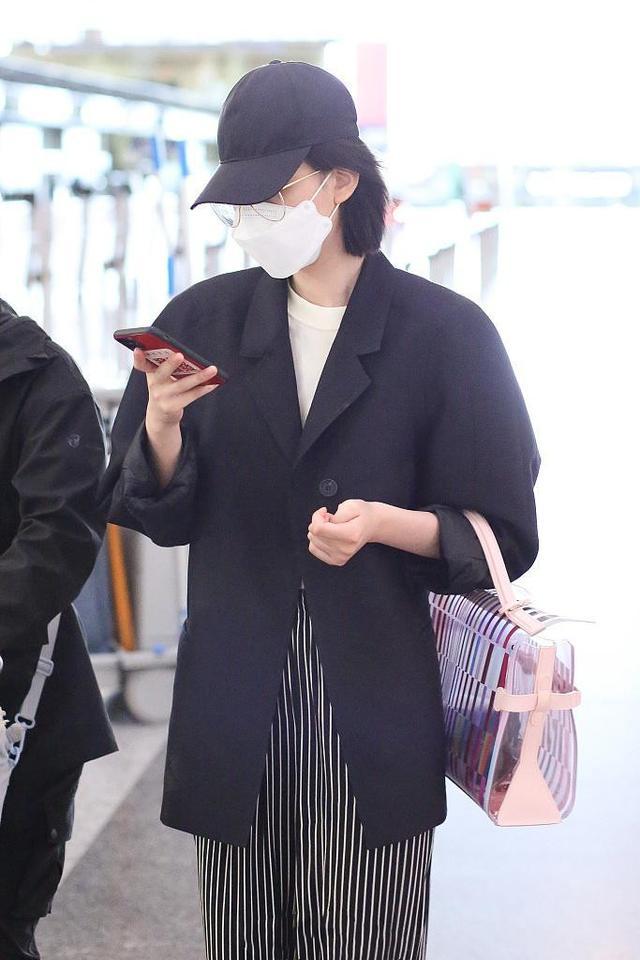 睡裤蛮腰长腿看不见剪了短发的乔欣太低调！西装下搭条睡裤就出门