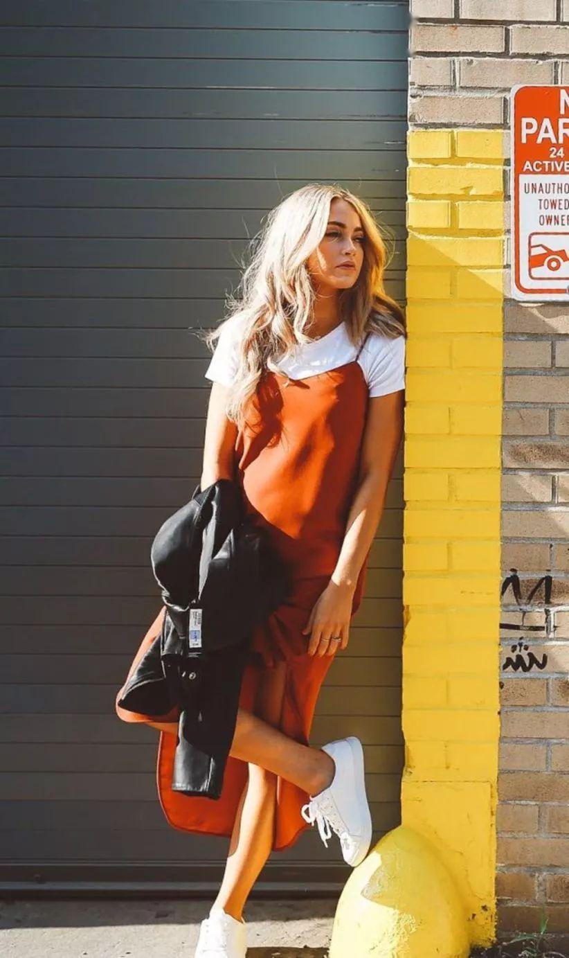 运动鞋就是美得不一样！今夏“裙子+运动鞋”这样穿