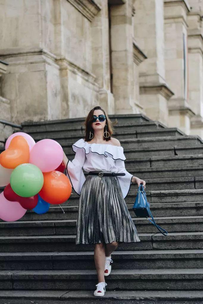 运动鞋就是美得不一样！今夏“裙子+运动鞋”这样穿