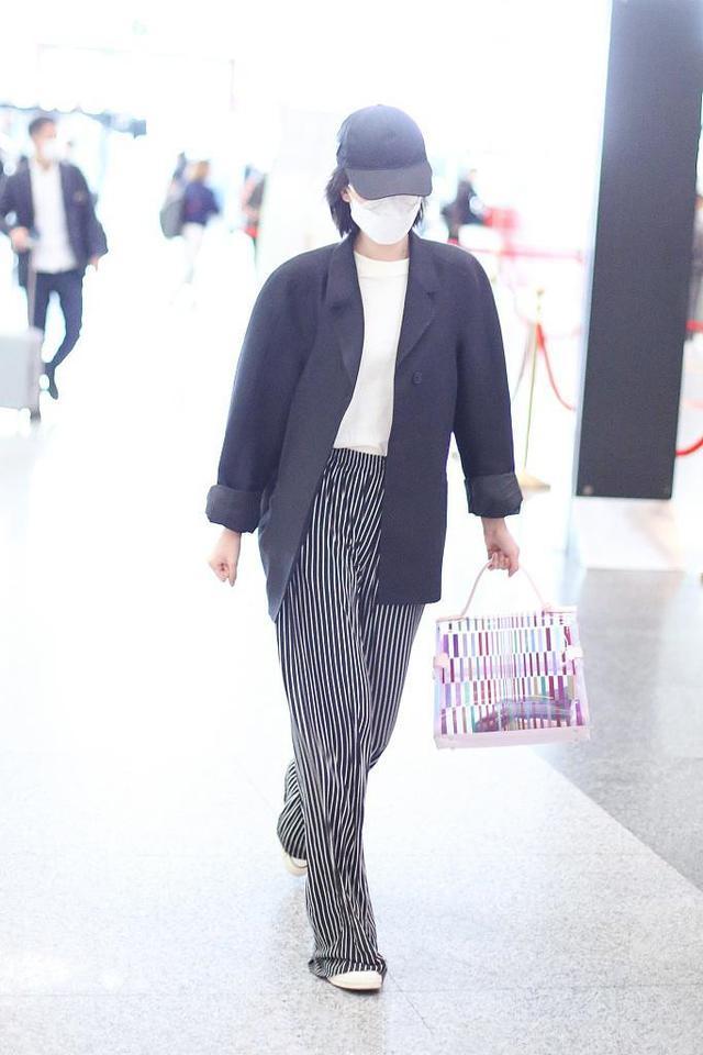 睡裤蛮腰长腿看不见剪了短发的乔欣太低调！西装下搭条睡裤就出门