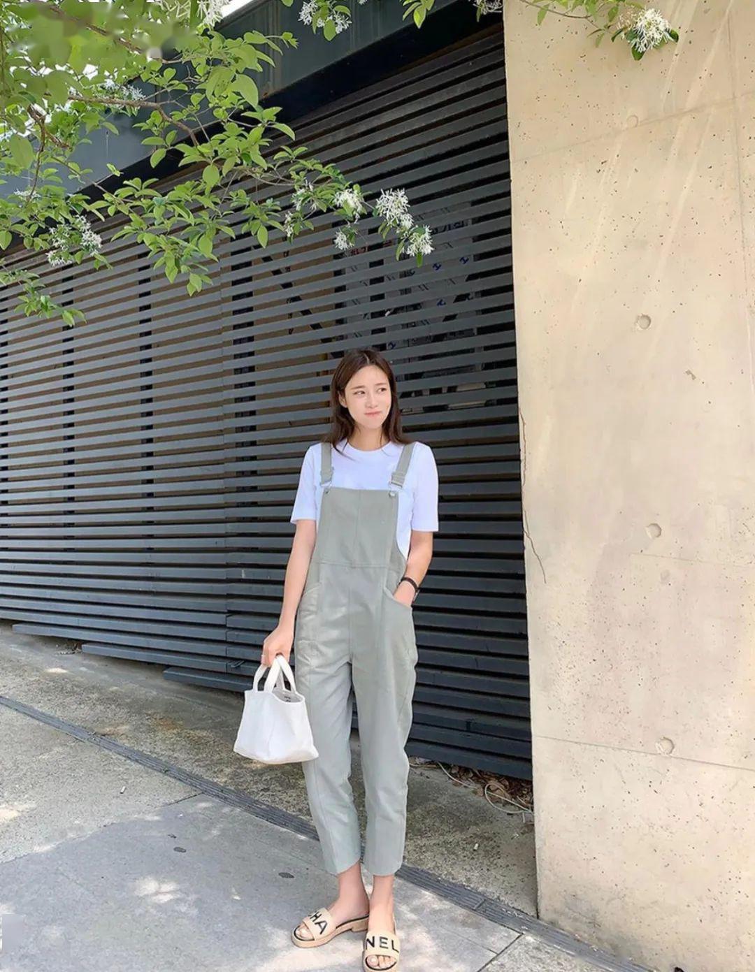 风衣夏天这样穿搭美炸了！T恤穿搭：扔掉你的旧T恤！这30件少女风T恤