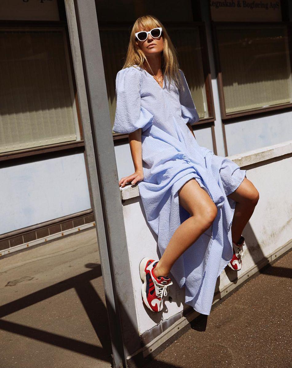 运动鞋就是美得不一样!今夏“裙子+运动鞋”这样穿