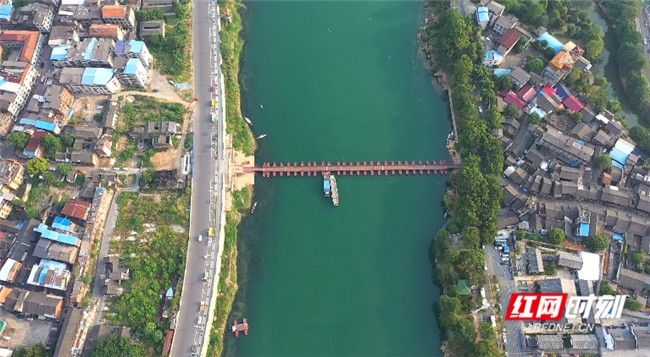 在浮桥建成之时,为纪念明代伟大的地理学