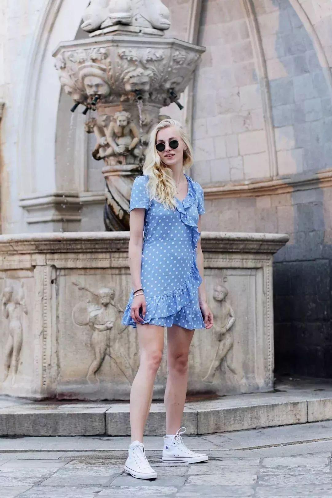 运动鞋就是美得不一样！今夏“裙子+运动鞋”这样穿