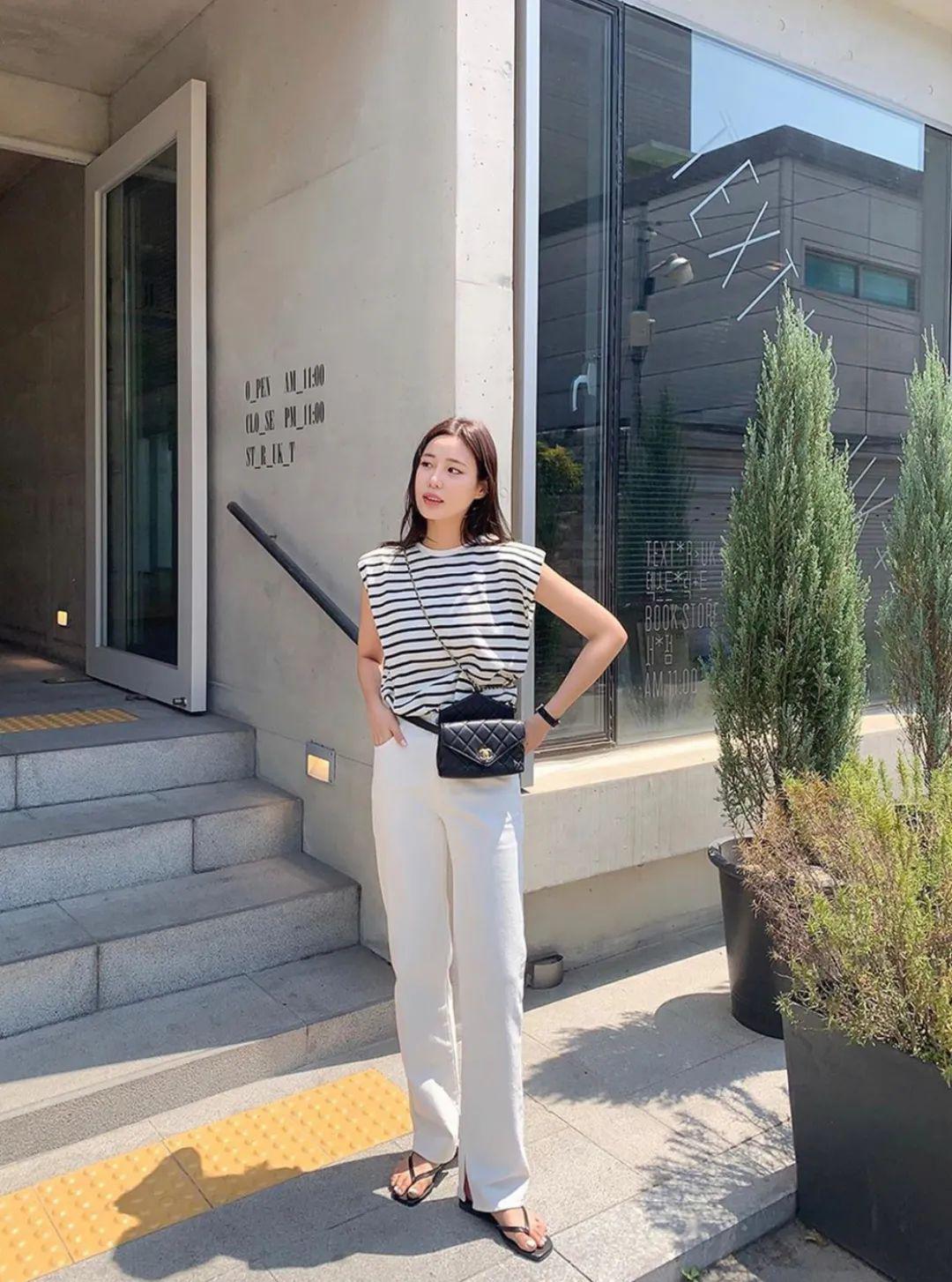 风衣夏天这样穿搭美炸了！T恤穿搭：扔掉你的旧T恤！这30件少女风T恤