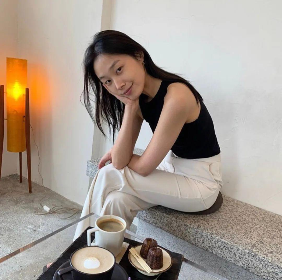 风衣夏天这样穿搭美炸了！T恤穿搭：扔掉你的旧T恤！这30件少女风T恤