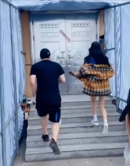 杨幂片场遭代拍恶意拍摄，拍女生裙底实在太过
