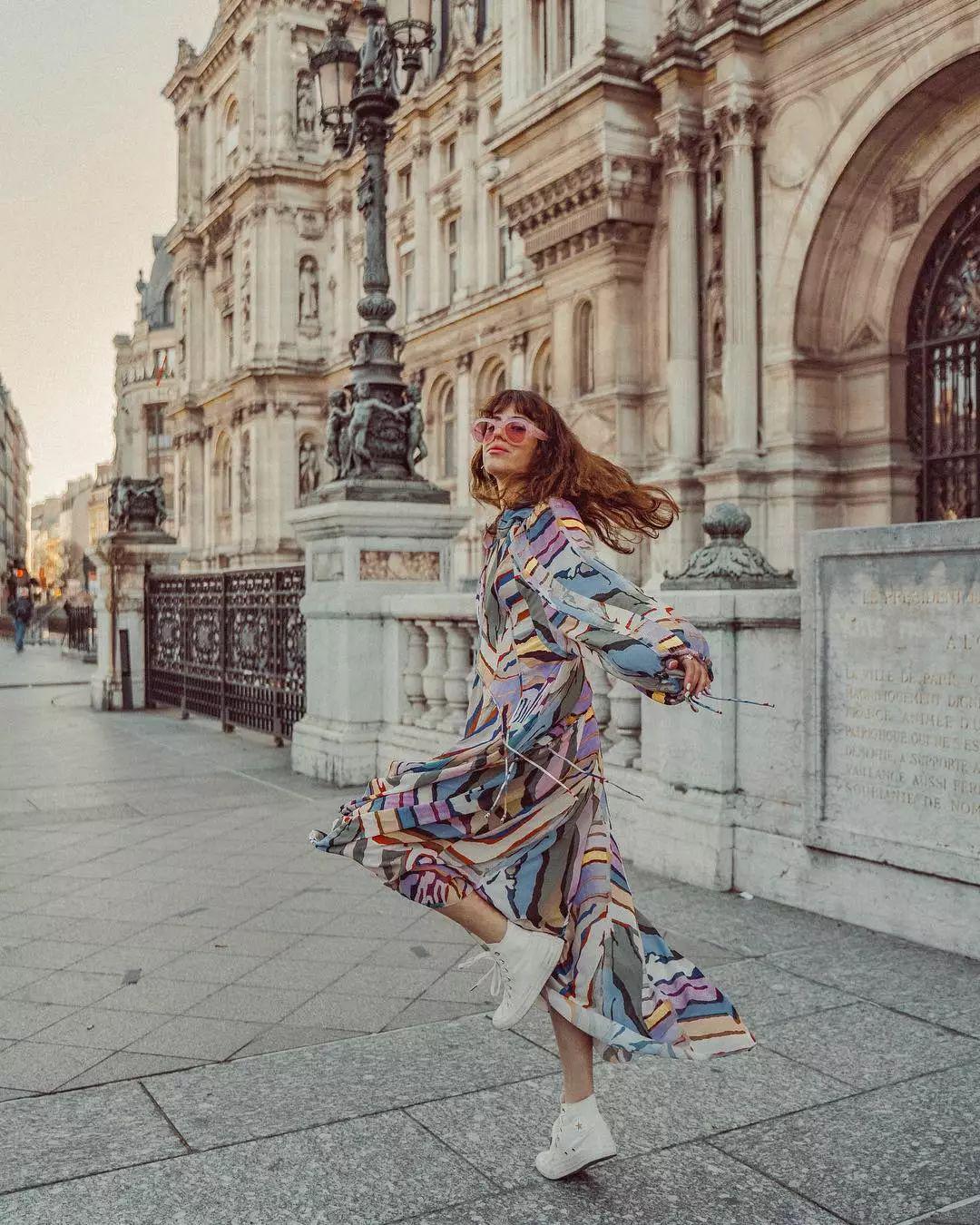 运动鞋就是美得不一样!今夏“裙子+运动鞋”这样穿