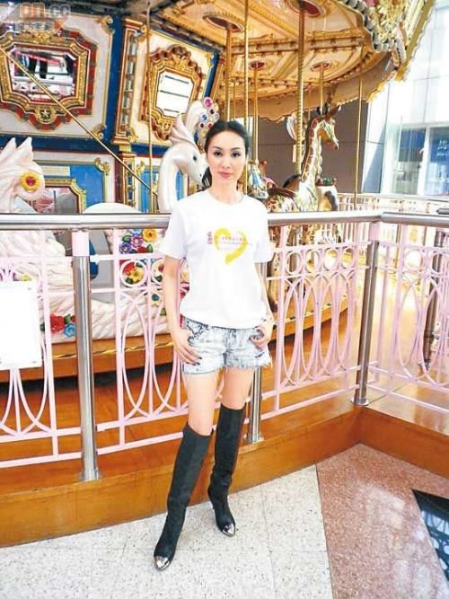 披肩印花披肩上身,更加显老了!郭可盈脸上皱纹明显