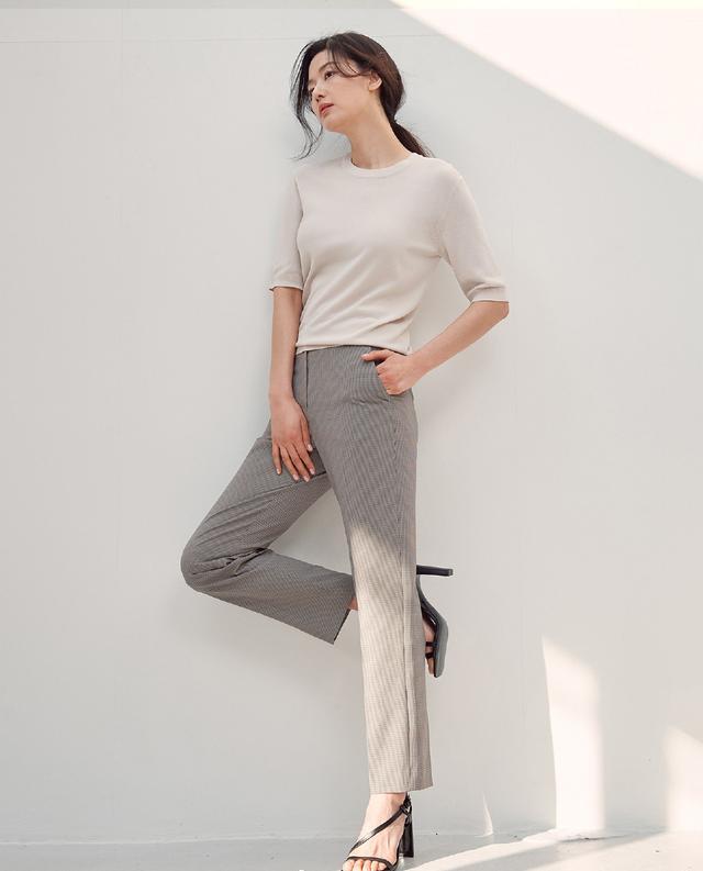 白色花哨前卫太俗气，极简才能更气质38岁女人穿衣学学全智贤