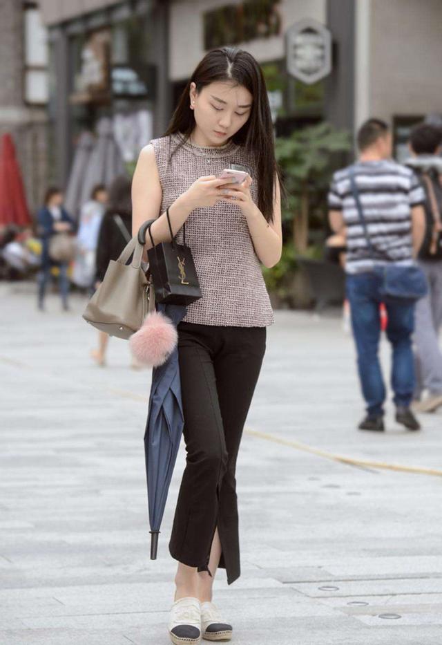 清爽修身的九分裤,轻松搭配出夏日时尚风采!适合身材娇小的女生