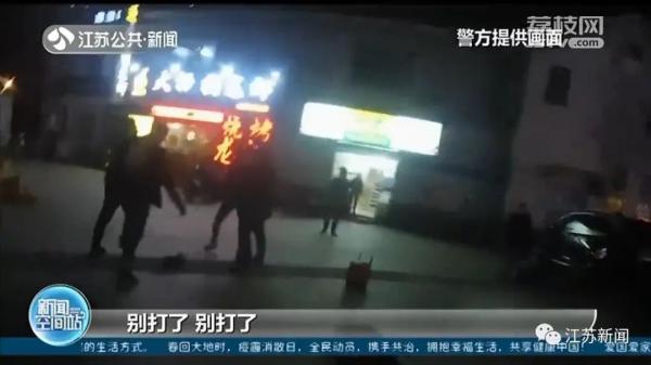 「路人」俩路人果断出手相救！接下来的事情让人心寒…，女子街头被暴揍