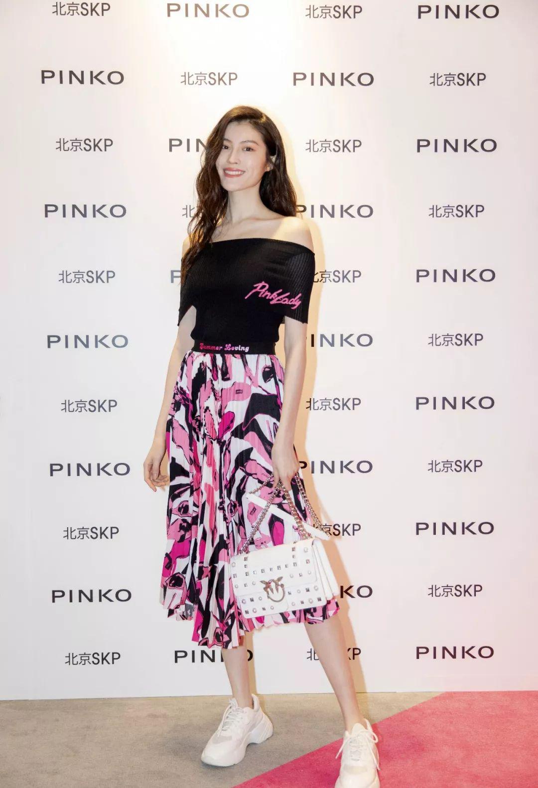 运动鞋就是美得不一样！今夏“裙子+运动鞋”这样穿