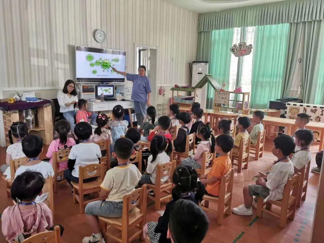 新丝路学校附属幼儿园的孩子们和载歌载舞的机器人互动交流,低龄幼儿