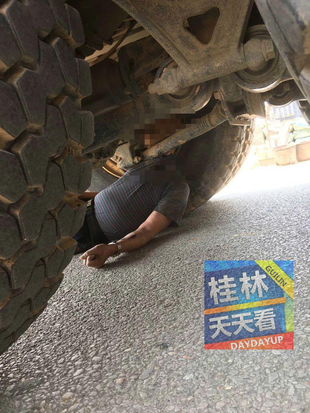 桂林某地发生车祸一人卷进车底头颈被卡住当场死亡