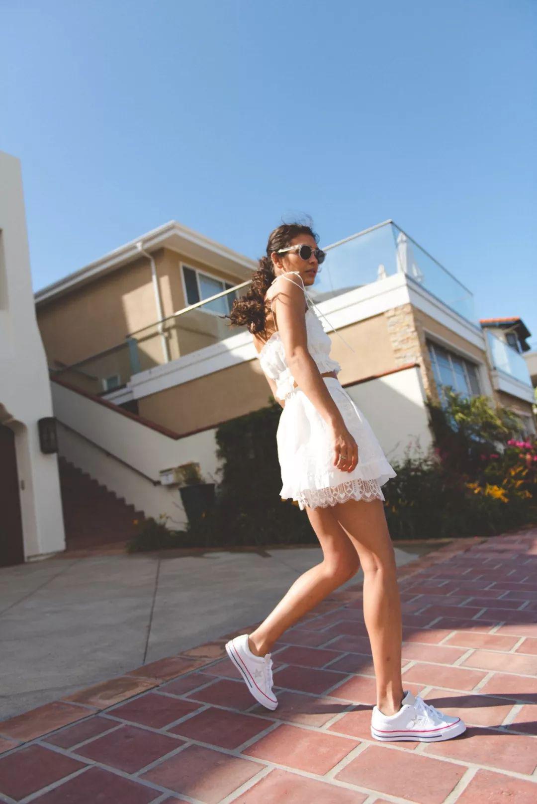 运动鞋就是美得不一样！今夏“裙子+运动鞋”这样穿