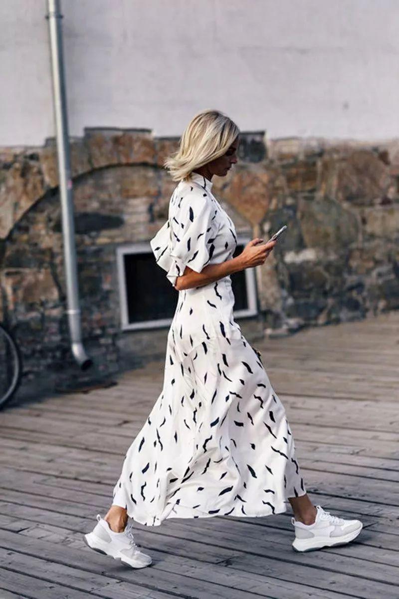 运动鞋就是美得不一样！今夏“裙子+运动鞋”这样穿