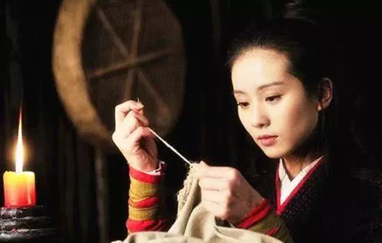 在烛光下的古装美人，赵丽颖迷人，杨幂灵动，