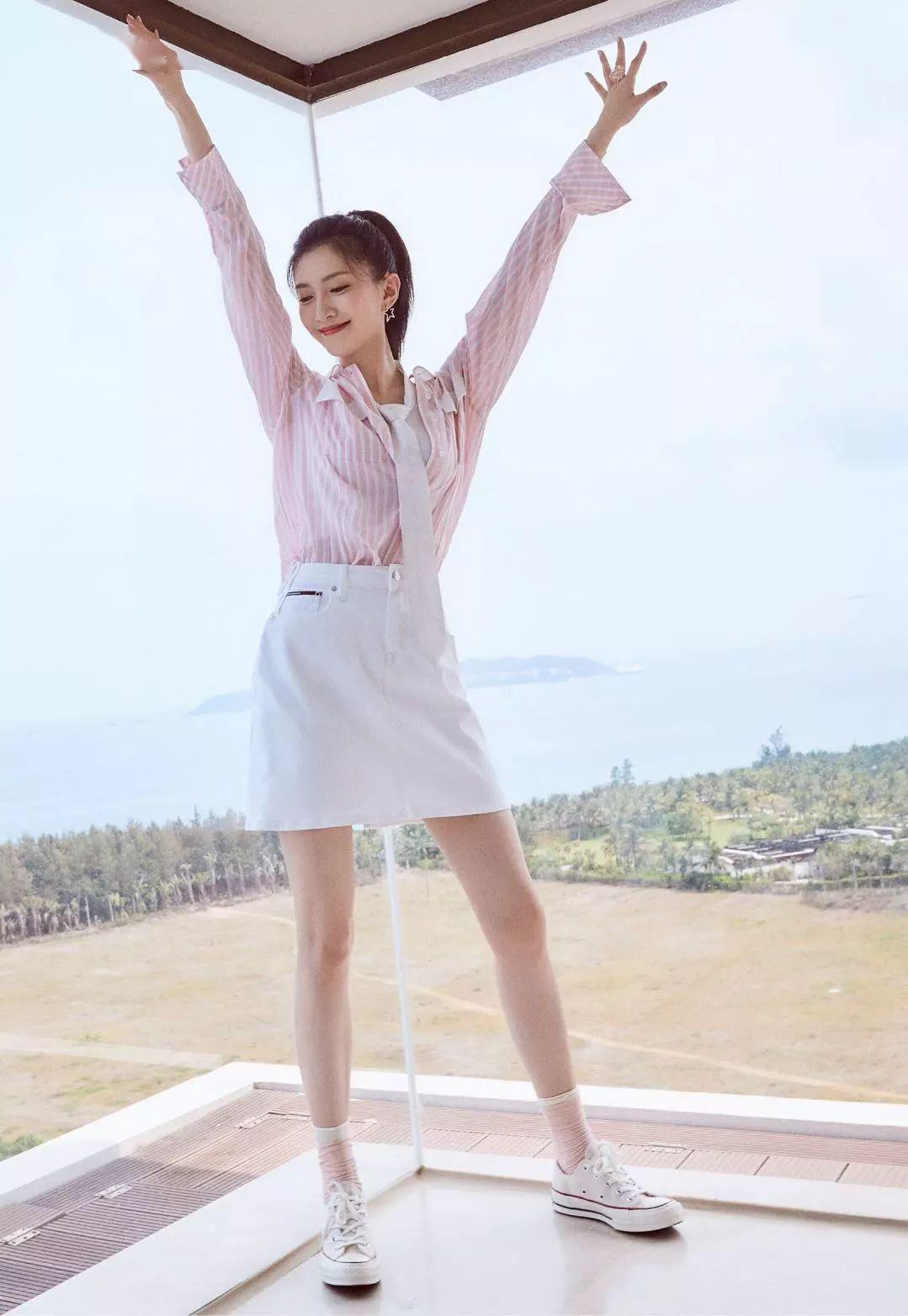 运动鞋就是美得不一样！今夏“裙子+运动鞋”这样穿