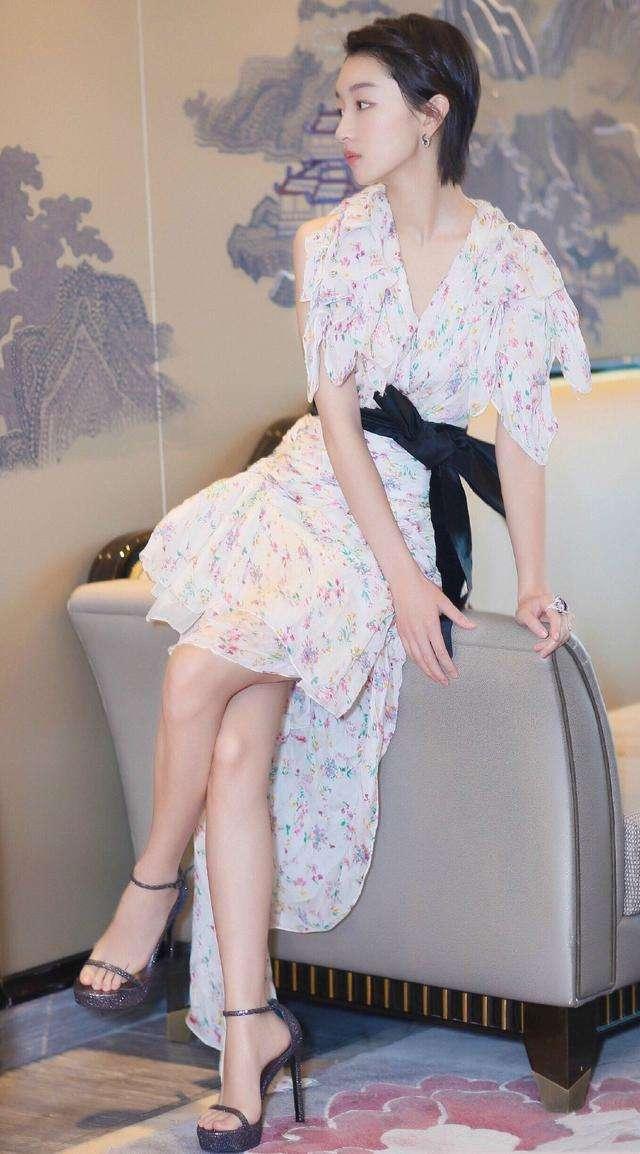 周冬雨效果意外周冬雨太随性了！穿卡通T搭条＂奶奶裤＂走机场