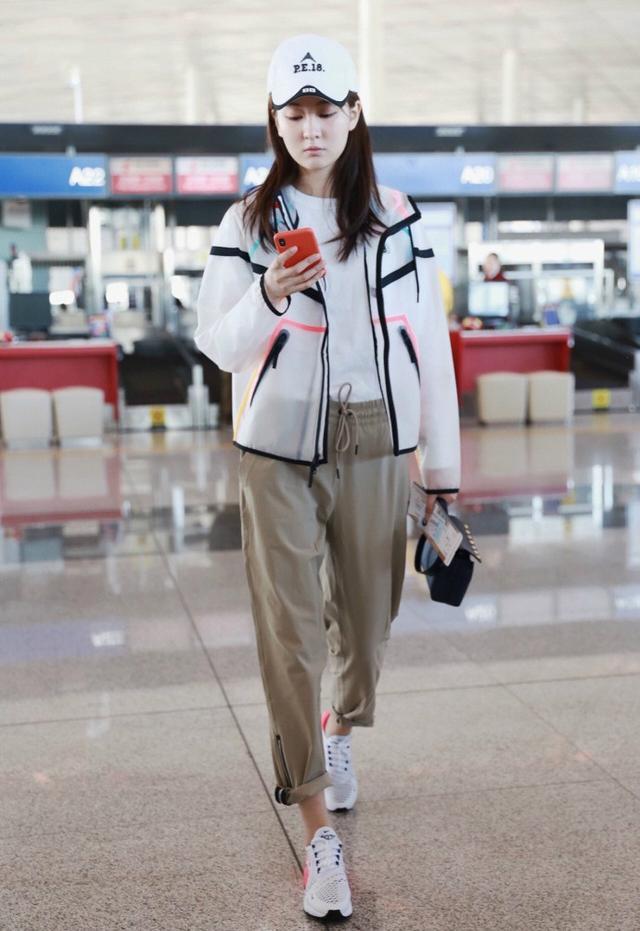 睡裤蛮腰长腿看不见剪了短发的乔欣太低调！西装下搭条睡裤就出门