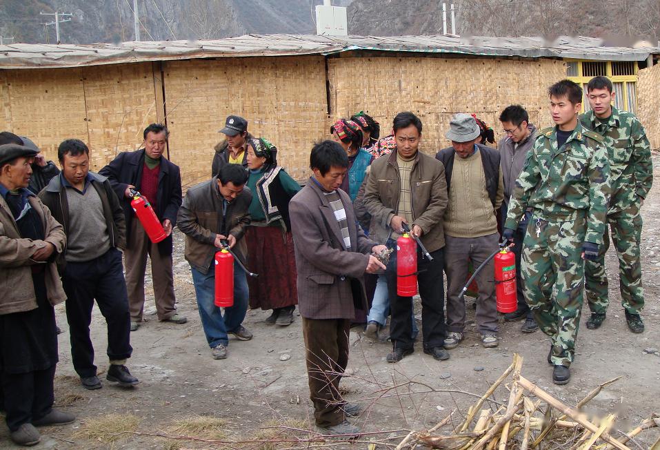 三年援建 爱在理县余震刚过,荆俐杰立即奔向废墟