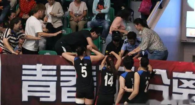 女排“暴脾气”球员！丁霞队友对保安大打出手，前国手扇队友耳光