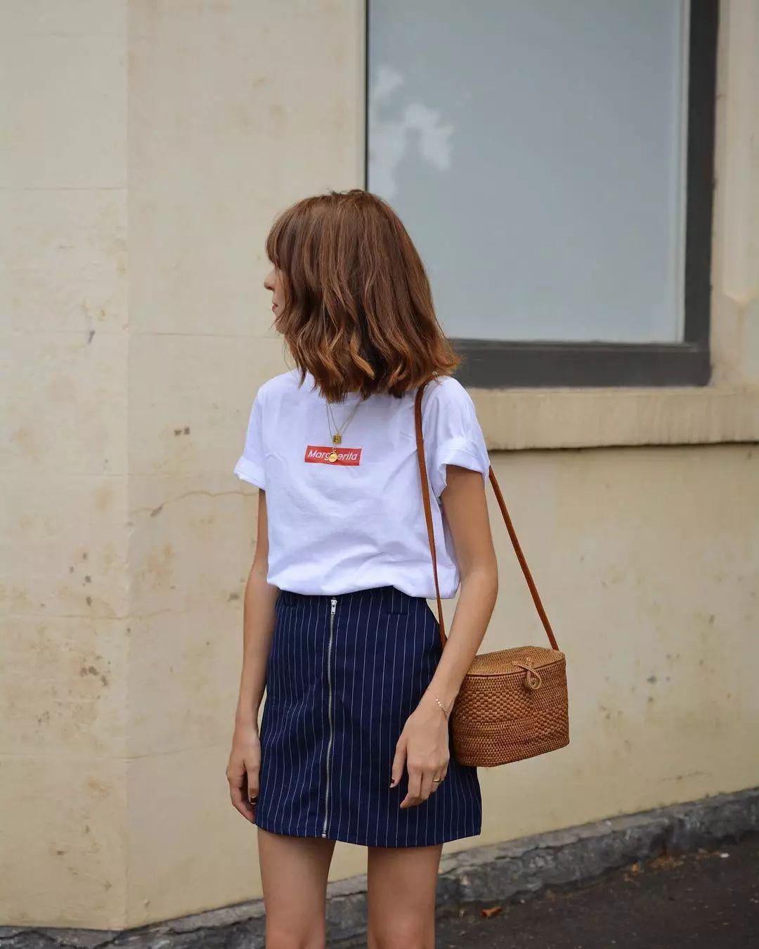 运动鞋就是美得不一样！今夏“裙子+运动鞋”这样穿