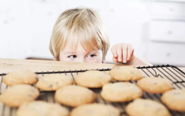 孩子■长大后怎么样了？两种结局，看了挺同情从小被禁止吃零食的小孩